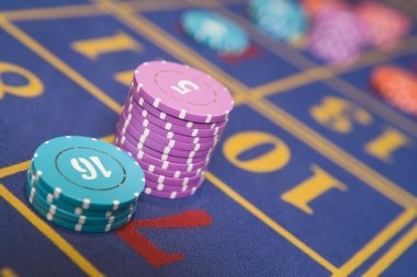 itudomino app live casino table showing Dragon Tiger game with dealer